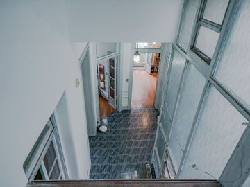 OPORTUNIDAD. 4 ambs en Tercer piso por escalera
