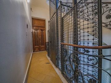 OPORTUNIDAD. 4 ambs en Tercer piso por escalera