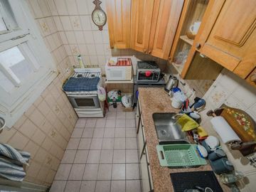OPORTUNIDAD. 4 ambs en Tercer piso por escalera