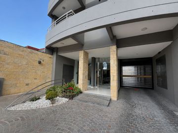 HERMOSO DEPTO 3 AMB CON BALCON, COCHERA Y BAULERA