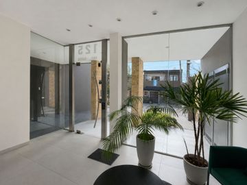 HERMOSO DEPTO 3 AMB CON BALCON, COCHERA Y BAULERA