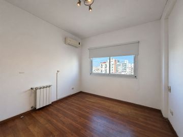 HERMOSO DEPTO 3 AMB CON BALCON, COCHERA Y BAULERA