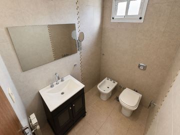 HERMOSO DEPTO 3 AMB CON BALCON, COCHERA Y BAULERA