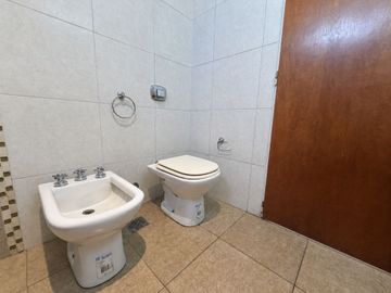 HERMOSO DEPTO 3 AMB CON BALCON, COCHERA Y BAULERA