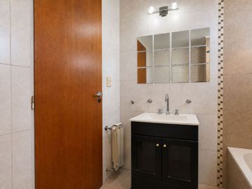 HERMOSO DEPTO 3 AMB CON BALCON, COCHERA Y BAULERA
