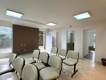 CONSULTORIOS U OFICINAS EXCELENTE UBICACION