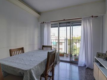 VENTA DEPTO 4 AMB AL FRENTE FLORES