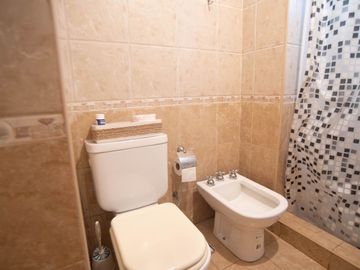 VENTA DEPTO 2 AMBIENTES CON PATIO REM ESCALADA