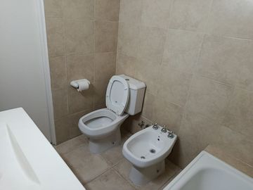 DEPTO 2 AMB EN VENTA EN PILAR CON JARDIN Y COCHERA