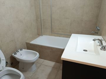 DEPTO 2 AMB EN VENTA EN PILAR CON JARDIN Y COCHERA