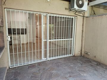 DEPTO 2 AMB EN VENTA EN PILAR CON JARDIN Y COCHERA