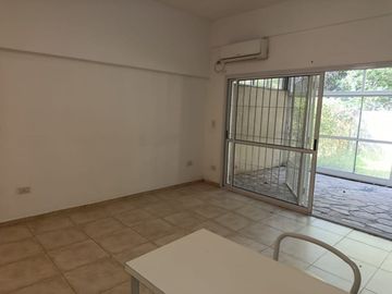 DEPTO 2 AMB EN VENTA EN PILAR CON JARDIN Y COCHERA