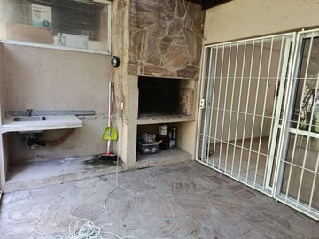 DEPTO 2 AMB EN VENTA EN PILAR CON JARDIN Y COCHERA