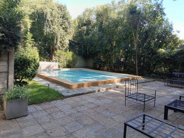 DEPTO 2 AMB EN VENTA EN PILAR CON JARDIN Y COCHERA