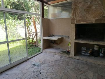 DEPTO 2 AMB EN VENTA EN PILAR CON JARDIN Y COCHERA