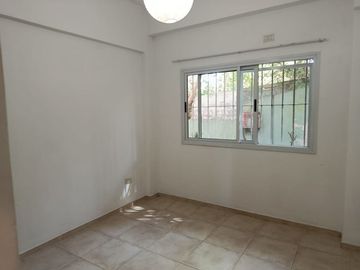DEPTO 2 AMB EN VENTA EN PILAR CON JARDIN Y COCHERA