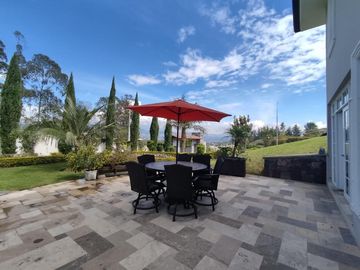 Venta Casa con Piscina Puembo