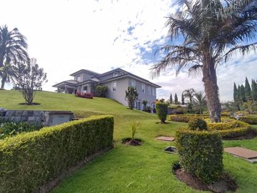 Venta Casa con Piscina Puembo