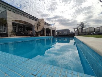 Venta Casa con Piscina Puembo