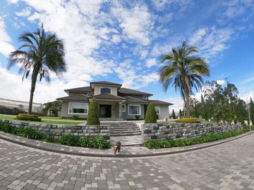 Venta Casa con Piscina Puembo