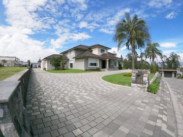 Venta Casa con Piscina Puembo