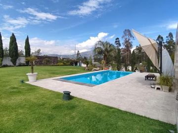 Venta Casa con Piscina Puembo