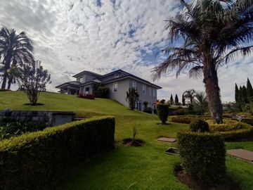 Venta Casa con Piscina Puembo
