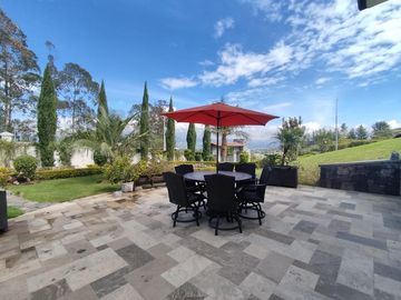 Venta Casa con Piscina Puembo