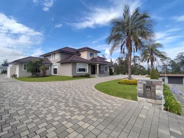 Venta Casa con Piscina Puembo
