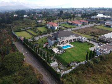 Venta Casa con Piscina Puembo