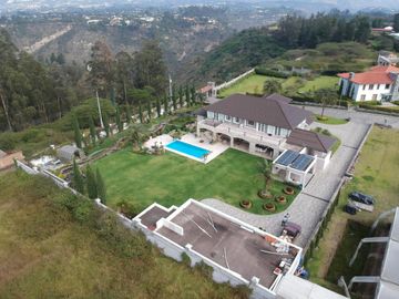 Venta Casa con Piscina Puembo