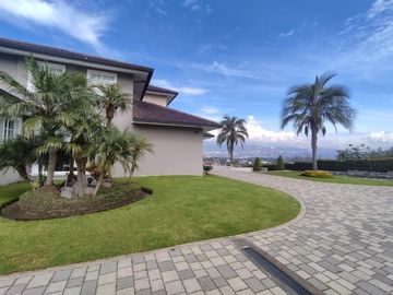Venta Casa con Piscina Puembo