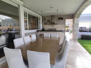 Venta Casa con Piscina Puembo
