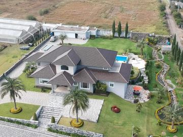 Venta Casa con Piscina Puembo