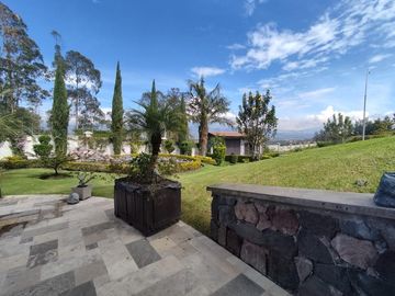 Venta Casa con Piscina Puembo