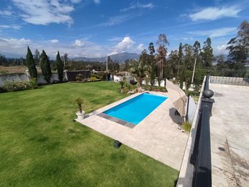 Venta Casa con Piscina Puembo
