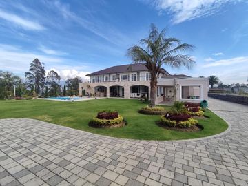 Venta Casa con Piscina Puembo