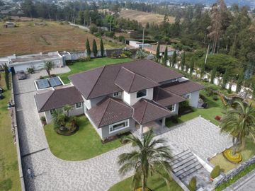 Venta Casa con Piscina Puembo