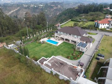 Venta Casa con Piscina Puembo