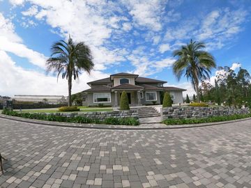 Venta Casa con Piscina Puembo