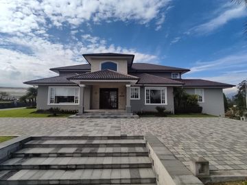 Venta Casa con Piscina Puembo