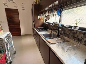 EN VENTA CASA DE 1 PLANTA EN LA REJOYADA CON PANELES SOLARES, KOMCHEN YUCATÁN