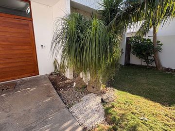 EN VENTA CASA DE 1 PLANTA EN LA REJOYADA CON PANELES SOLARES, KOMCHEN YUCATÁN