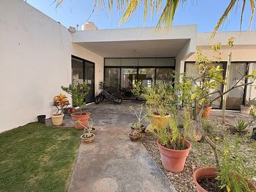 EN VENTA CASA DE 1 PLANTA EN LA REJOYADA CON PANELES SOLARES, KOMCHEN YUCATÁN