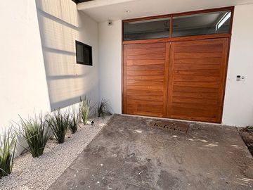EN VENTA CASA DE 1 PLANTA EN LA REJOYADA CON PANELES SOLARES, KOMCHEN YUCATÁN