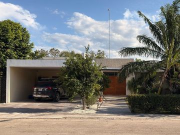 EN VENTA CASA DE 1 PLANTA EN LA REJOYADA CON PANELES SOLARES, KOMCHEN YUCATÁN