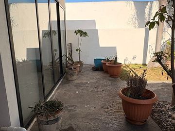 EN VENTA CASA DE 1 PLANTA EN LA REJOYADA CON PANELES SOLARES, KOMCHEN YUCATÁN
