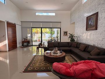 EN VENTA CASA DE 1 PLANTA EN LA REJOYADA CON PANELES SOLARES, KOMCHEN YUCATÁN