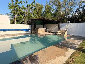 EN VENTA CASA DE 1 PLANTA EN LA REJOYADA CON PANELES SOLARES, KOMCHEN YUCATÁN