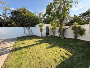 EN VENTA CASA DE 1 PLANTA EN LA REJOYADA CON PANELES SOLARES, KOMCHEN YUCATÁN